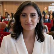 Studentessa neolaureata in Biologia impartisce lezioni di biologia e chimica per studenti delle medie e del liceo